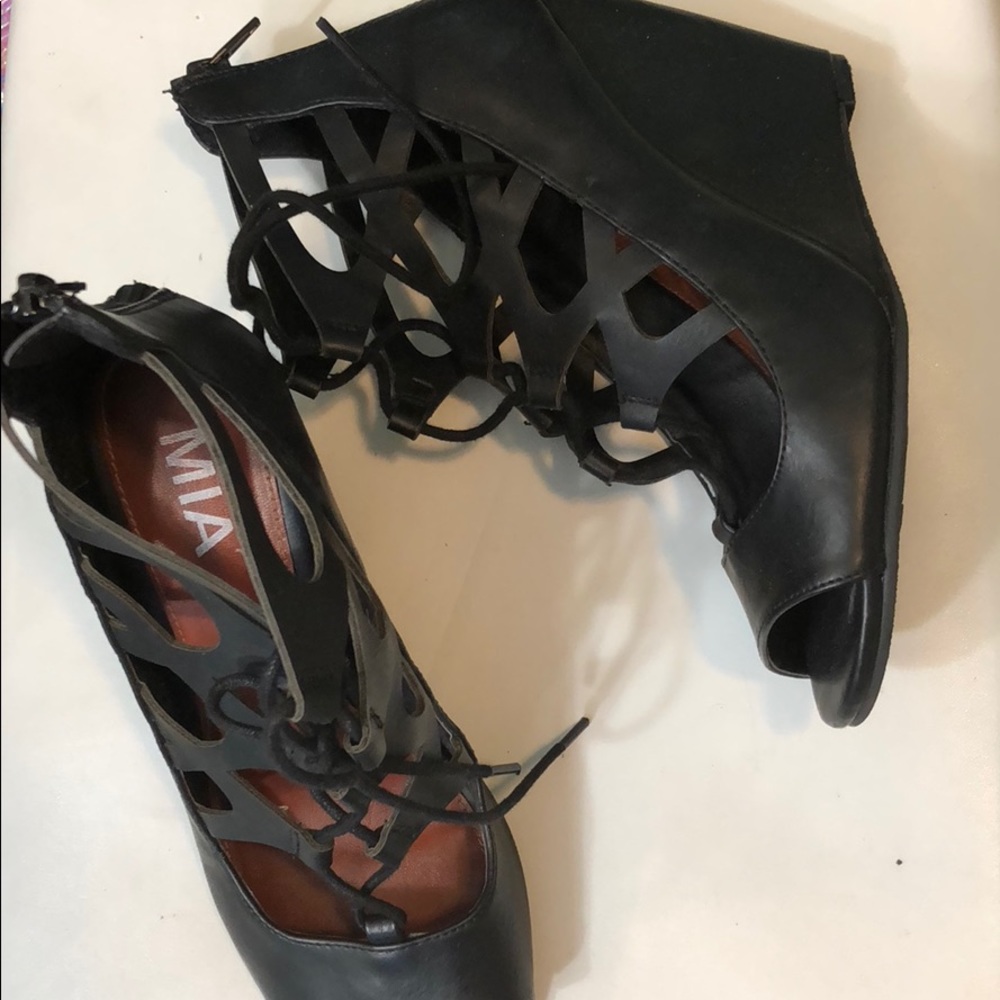 Black cutout wedges